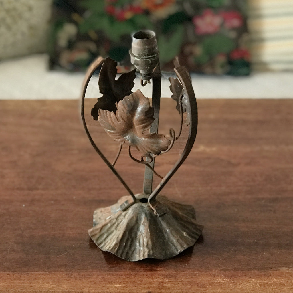 Suspension pied de lampe en fer forgé dans son jus Circa 1930 par Hello Broc brocante en ligne