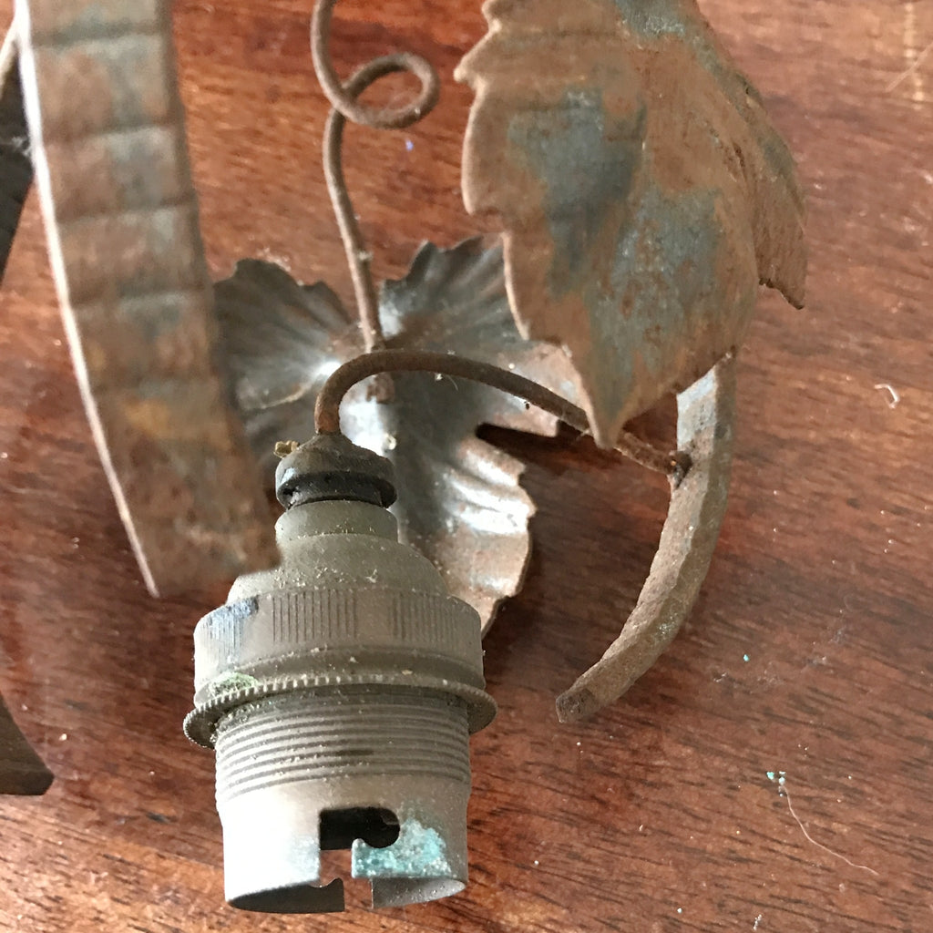 Suspension pied de lampe en fer forgé dans son jus Circa 1930 par Hello Broc brocante en ligne