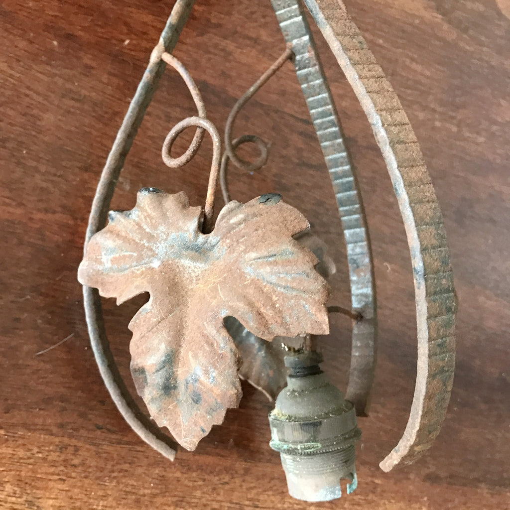 Suspension pied de lampe en fer forgé dans son jus Circa 1930 par Hello Broc brocante en ligne