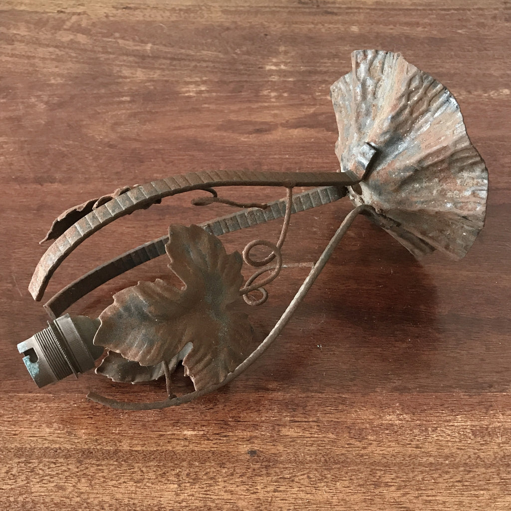 Suspension pied de lampe en fer forgé dans son jus Circa 1930 par Hello Broc brocante en ligne