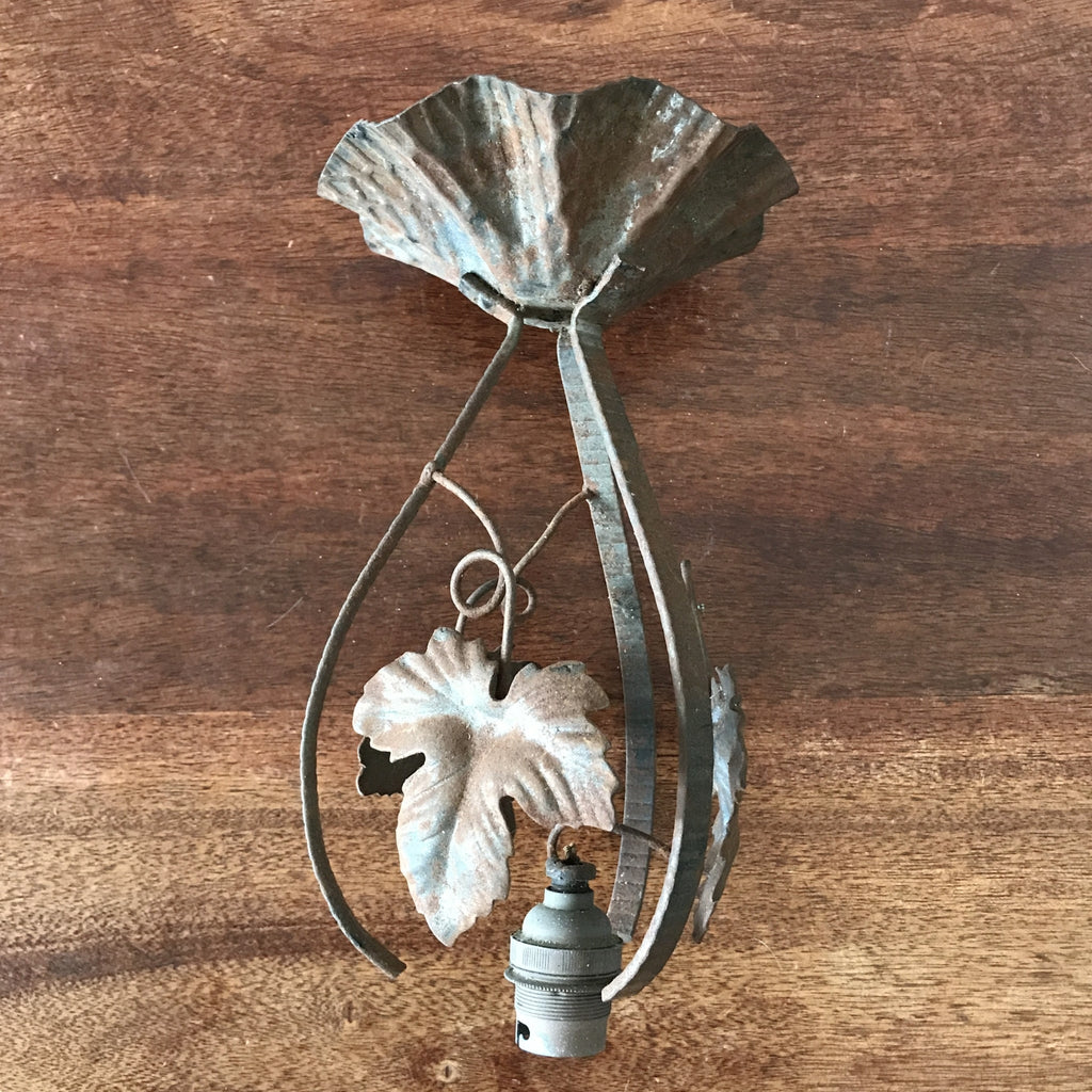 Suspension pied de lampe en fer forgé dans son jus Circa 1930 par Hello Broc brocante en ligne