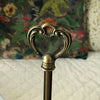 Lampe de bureau dans le style quinquet en laiton et bois abat-jour opaline blanche années 80 par Hello Broc brocante en ligne