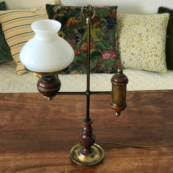 Lampe de bureau dans le style quinquet en laiton et bois abat-jour opaline blanche années 80 par Hello Broc brocante en ligne