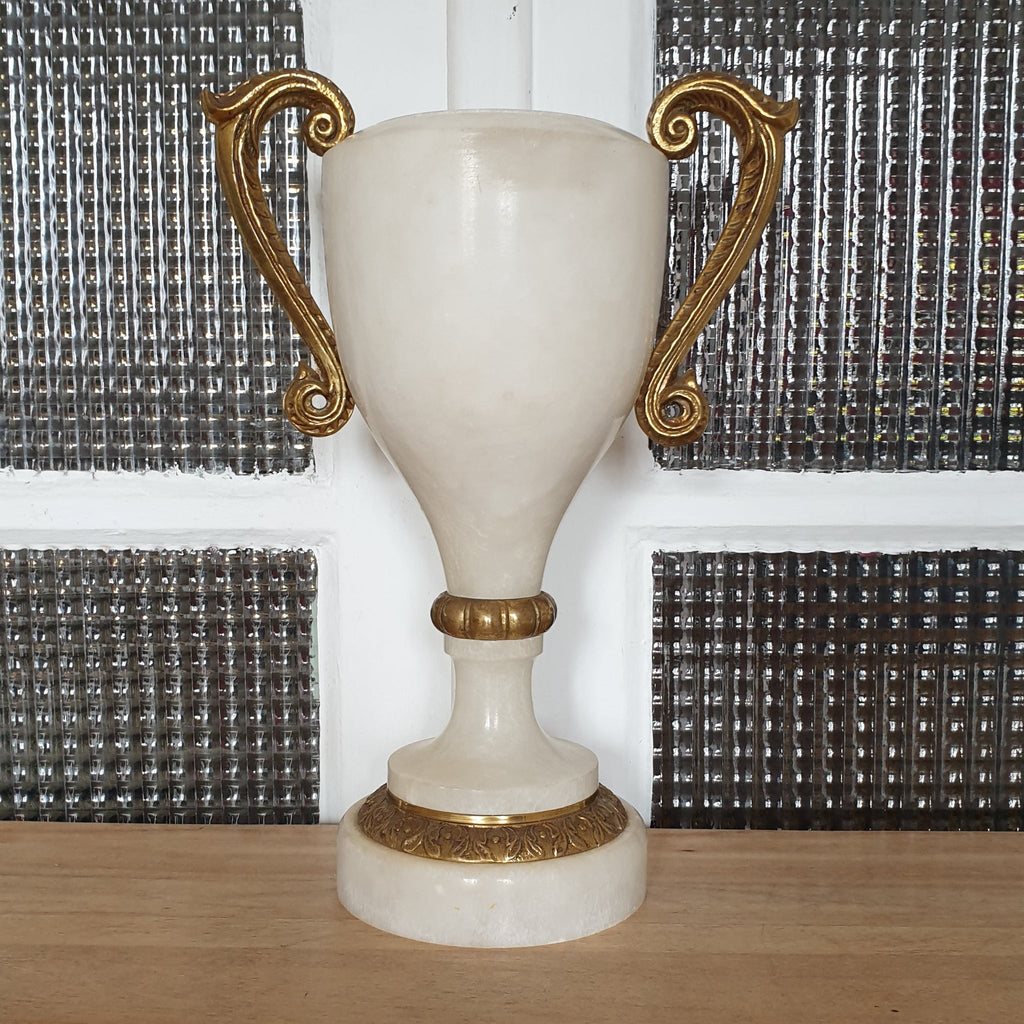 Lampe ancienne en forme de coupe en albâtre et anses en bronze doré par Hello Broc brocante en ligne
