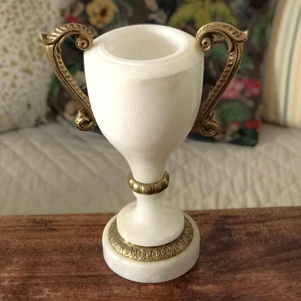 Lampe ancienne en forme de coupe en albâtre et anses en bronze doré par Hello Broc brocante en ligne