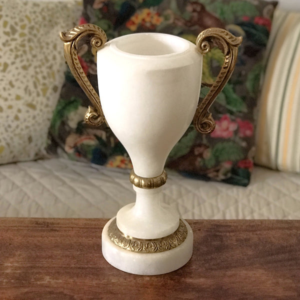 Lampe ancienne en forme de coupe en albâtre et anses en bronze doré par Hello Broc brocante en ligne