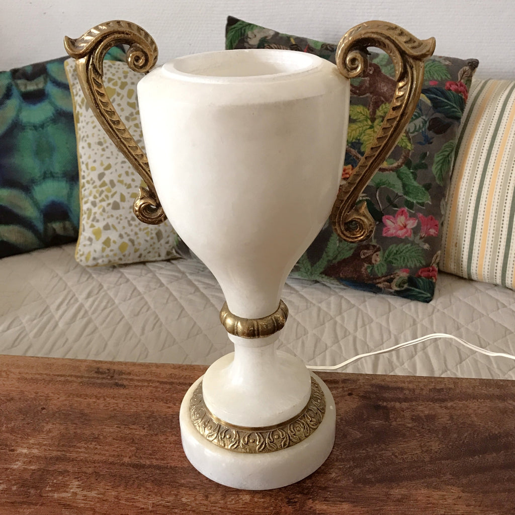 Lampe ancienne en forme de coupe en albâtre et anses en bronze doré par Hello Broc brocante en ligne