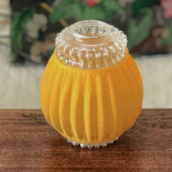 Abat jour en verre moulé entouré d'un velours plastifié jaune orange par Hello Broc brocante en ligne