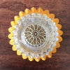 Abat jour en verre moulé entouré d'un velours plastifié jaune orange par Hello Broc brocante en ligne