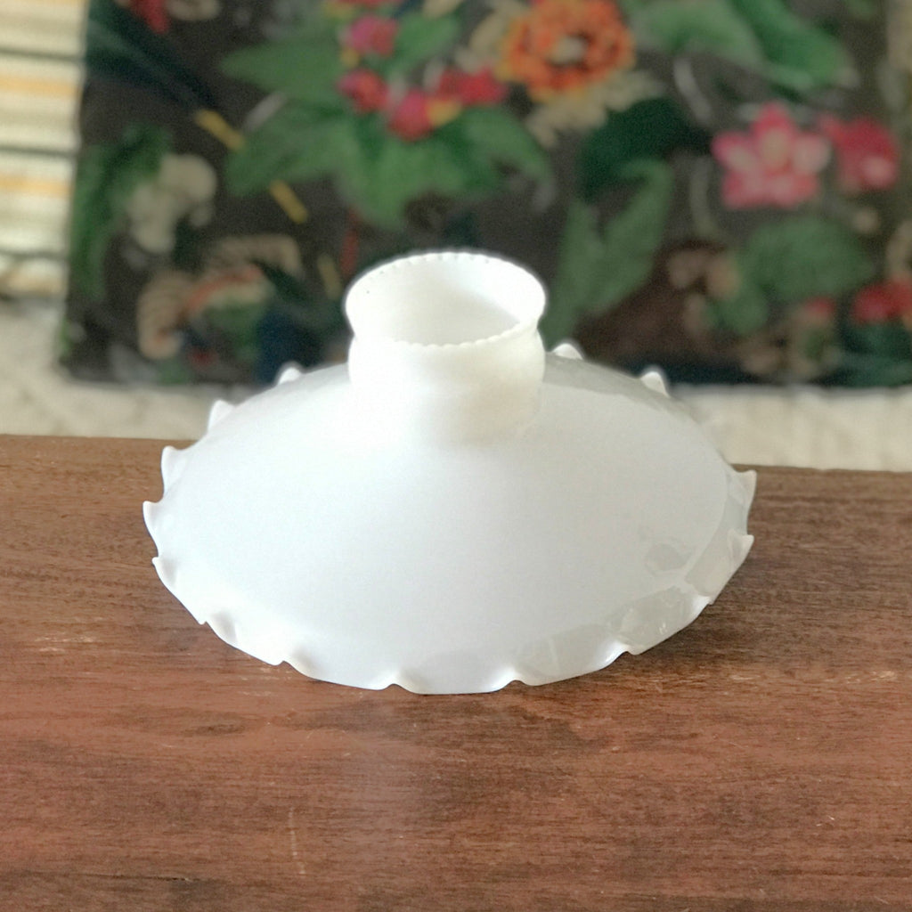 Petit abat-jour ancien en verre opalin blanc rebord effet volanté par Hello Broc brocante en ligne