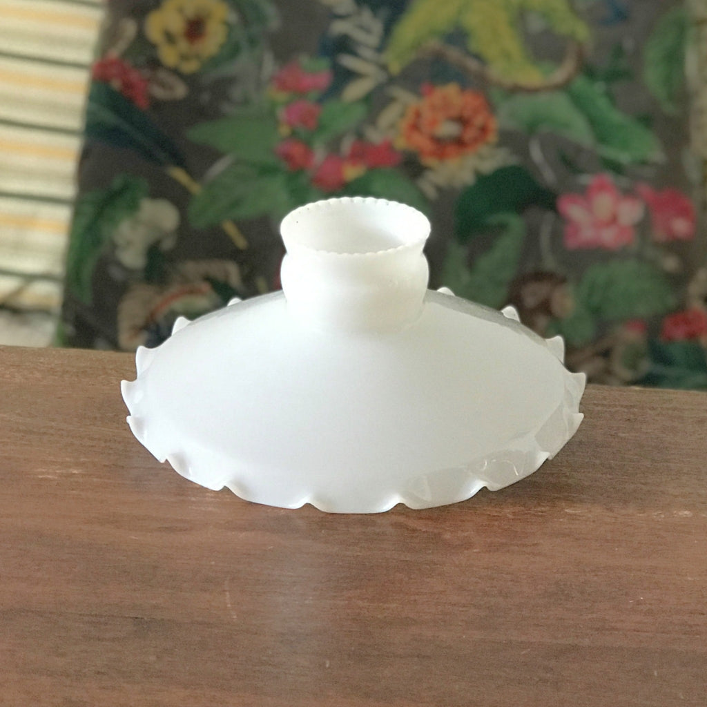 Petit abat-jour ancien en verre opalin blanc rebord effet volanté par Hello Broc brocante en ligne