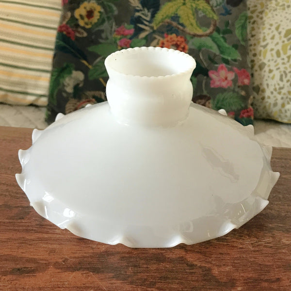 Petit abat-jour ancien en verre opalin blanc rebord effet volanté par Hello Broc brocante en ligne