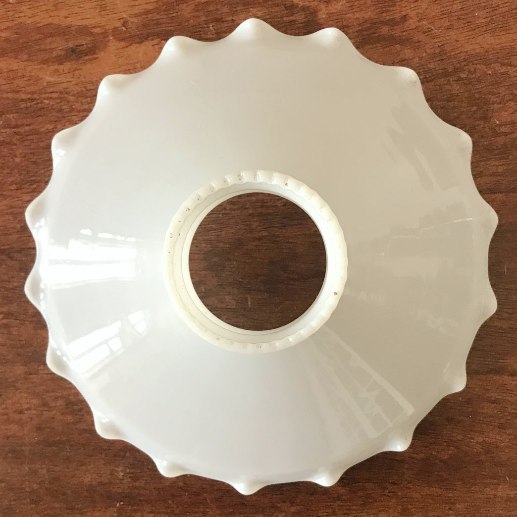 Petit abat-jour ancien en verre opalin blanc rebord effet volanté par Hello Broc brocante en ligne