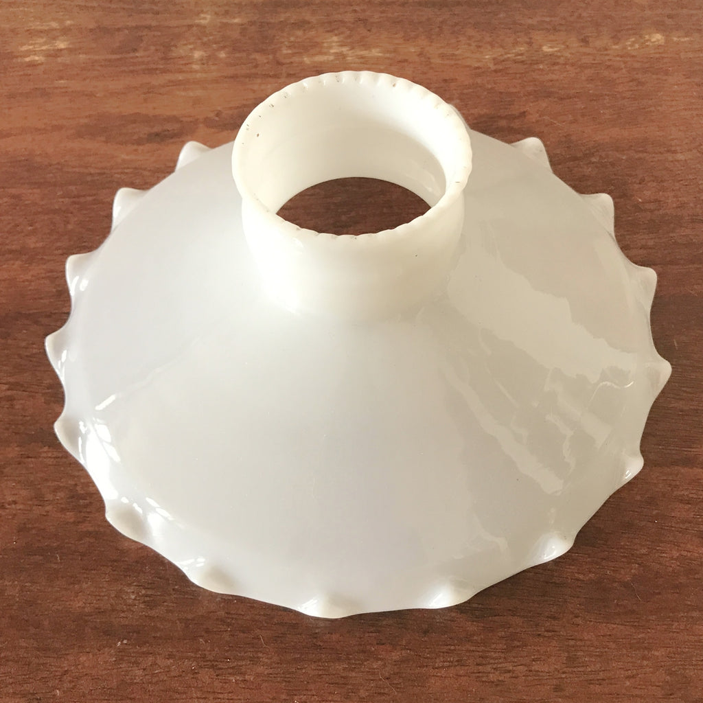 Petit abat-jour ancien en verre opalin blanc rebord effet volanté par Hello Broc brocante en ligne