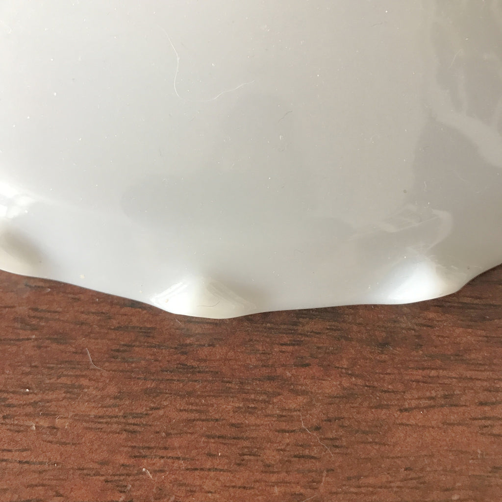 Petit abat-jour ancien en verre opalin blanc rebord effet volanté par Hello Broc brocante en ligne