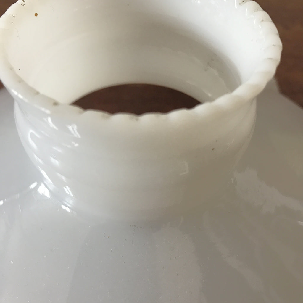 Petit abat-jour ancien en verre opalin blanc rebord effet volanté par Hello Broc brocante en ligne