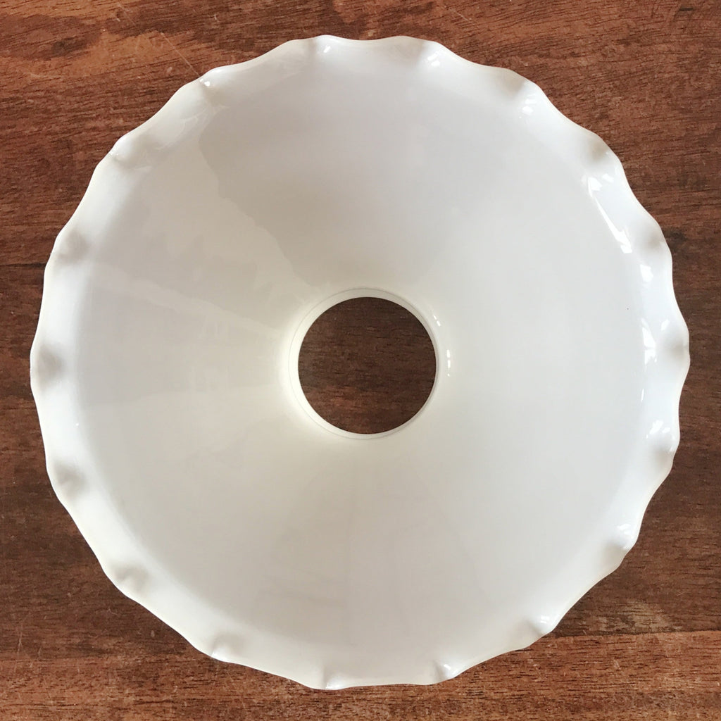 Petit abat-jour ancien en verre opalin blanc rebord effet volanté par Hello Broc brocante en ligne