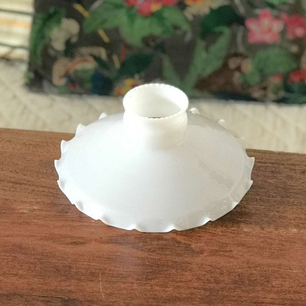 Petit abat-jour ancien en verre opalin blanc rebord effet volanté par Hello Broc brocante en ligne