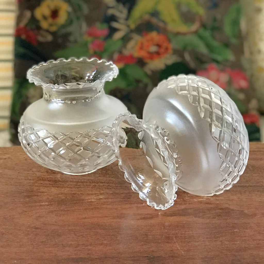 Paire d'abat-jour vintage en cristal moulé à effets années 50 / 60 par Hello Broc brocante en ligne