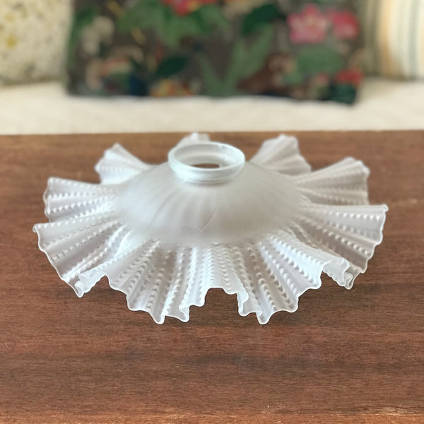 Abat-jour volanté en verre dépoli pâte de verre années 30 / 40 par Hello Broc brocante en ligne
