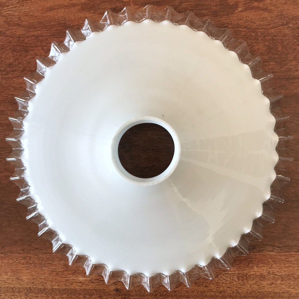 Abat-jour ancien pour suspension plissé en verre opalin blanc diamètre de 25 cm par Hello Broc brocante en ligne