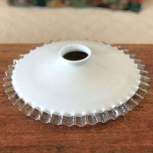 Abat-jour ancien pour suspension plissé en verre opalin blanc diamètre de 25 cm par Hello Broc brocante en ligne