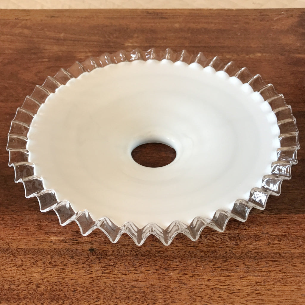 Abat-jour ancien pour suspension plissé en verre opalin blanc diamètre de 25 cm par Hello Broc brocante en ligne