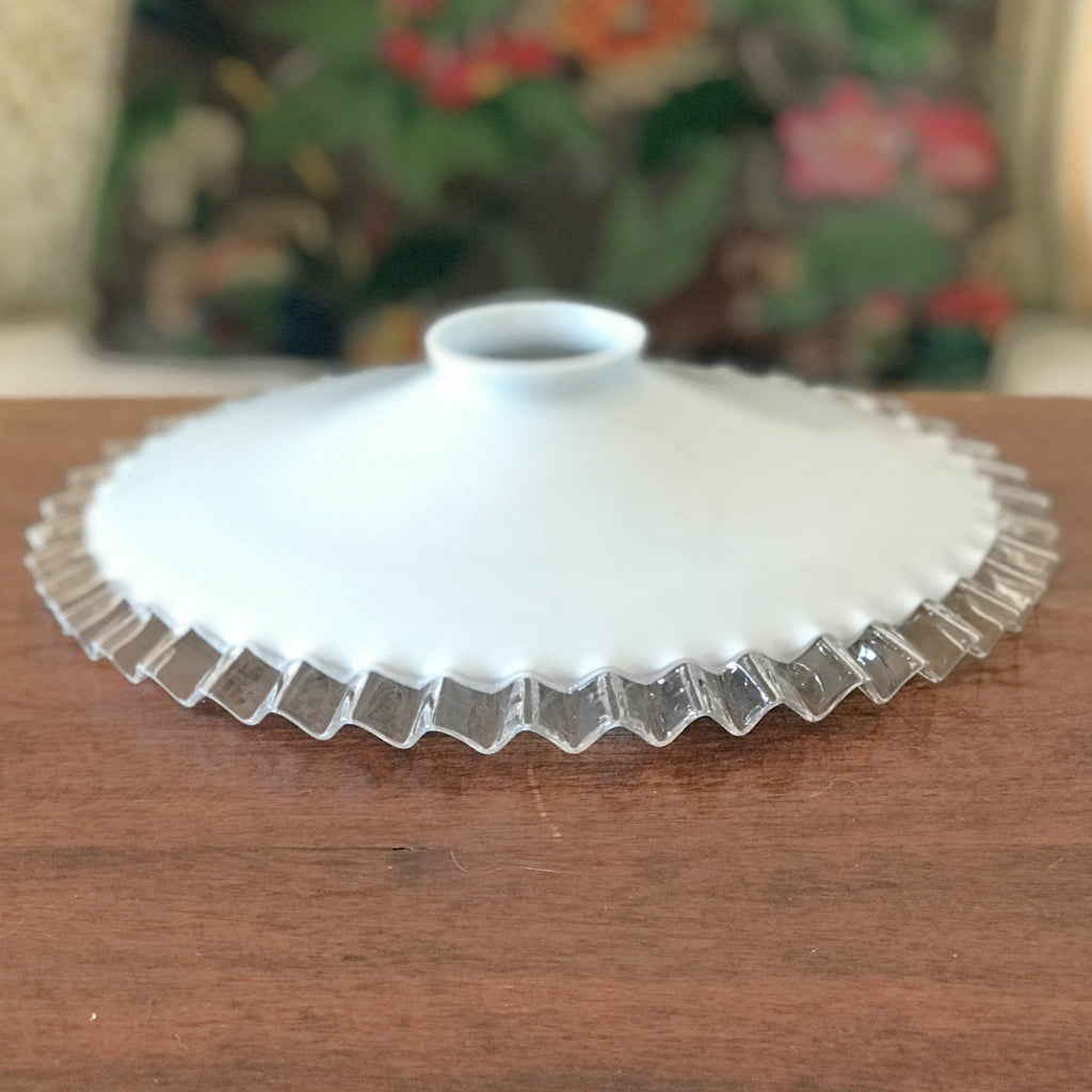 Abat-jour ancien pour suspension plissé en verre opalin blanc diamètre de 25 cm par Hello Broc brocante en ligne