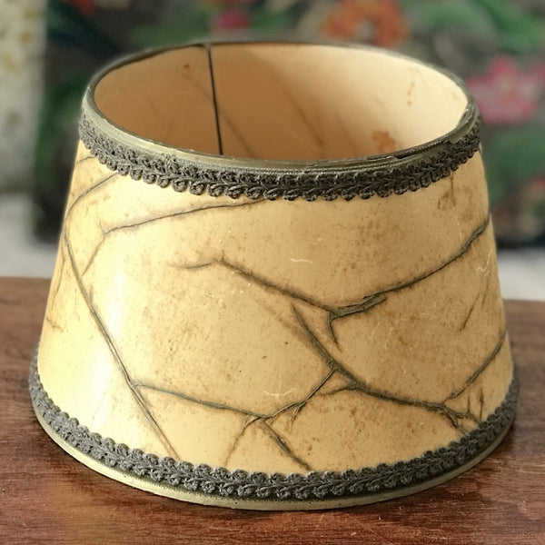 Abat-jour ancien en papier imitation marbre hauteur 14 cm par Hello Broc brocante en ligne
