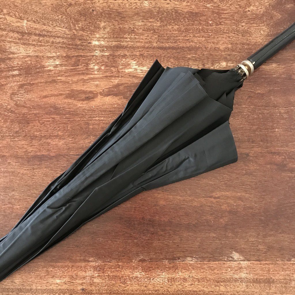 Grand parapluie vintage uni noir diamètre 85 cm par Hello Broc brocante en ligne