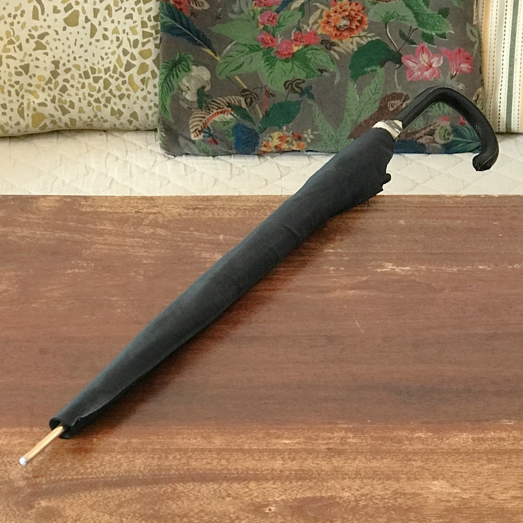 Grand parapluie vintage uni noir diamètre 85 cm par Hello Broc brocante en ligne