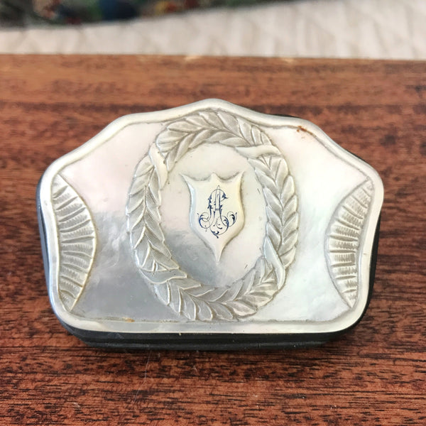 Petit porte-monnaie en nacre époque Napoléon 3 fin XIXème siècle par Hello Broc brocante en ligne