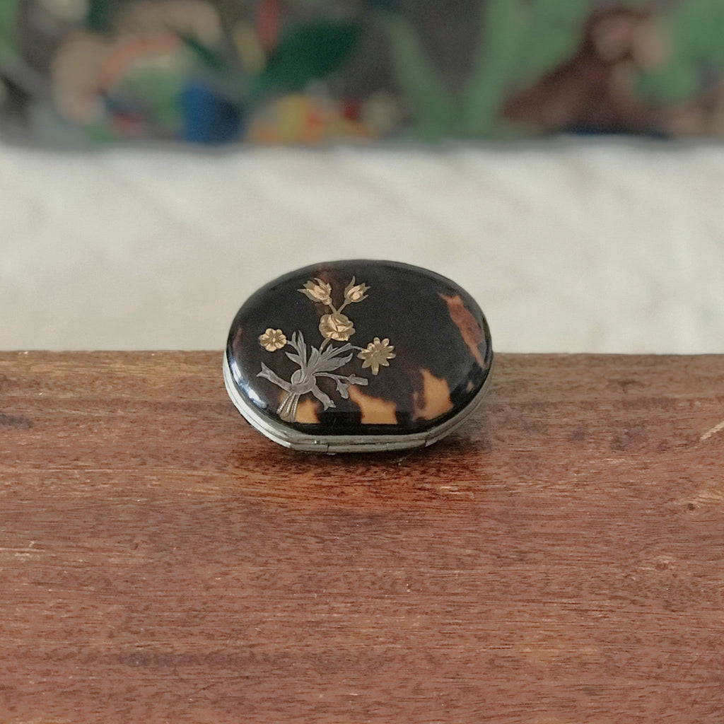 Petit porte-monnaie Napoléon III en écaille de tortue insertions or et argent Circa 1860 par Hello Broc brocante en ligne