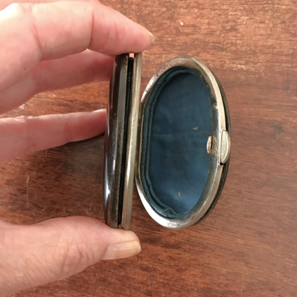 Petit porte-monnaie Napoléon III en écaille de tortue insertions or et argent Circa 1860 par Hello Broc brocante en ligne