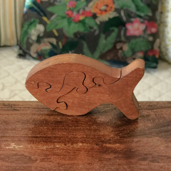 Jouet en bois années 50 poisson puzzle The Montgomery Schoolhouse Inc. Vermont par Hello Broc brocante en ligne