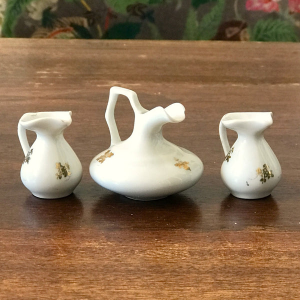 Ensemble de 3 céramiques blanches vintage miniatures décor doré par Hello Broc brocante en ligne