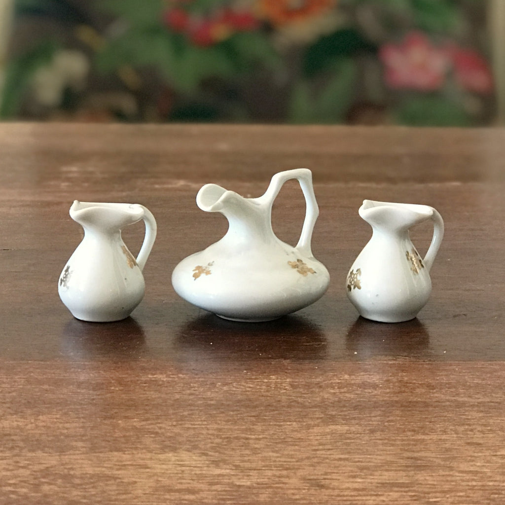 Ensemble de 3 céramiques blanches vintage miniatures décor doré par Hello Broc brocante en ligne