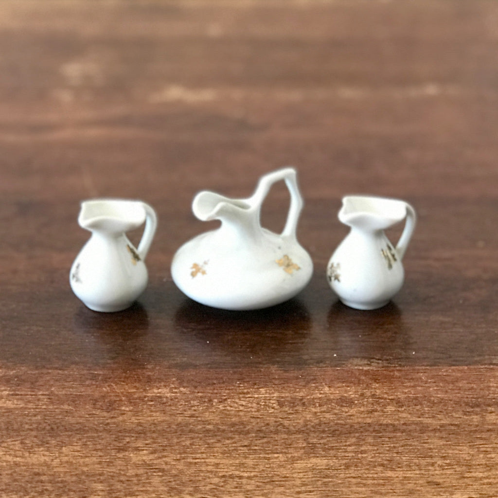 Ensemble de 3 céramiques blanches vintage miniatures décor doré par Hello Broc brocante en ligne