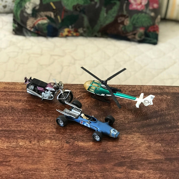 Trio de véhicules miniatures : voiture  de course, moto et hélicoptère par Hello Broc brocante en ligne