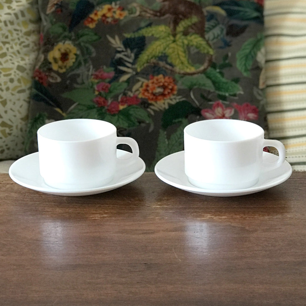 Lot de 2 tasses à thé et 2 soucoupes Arcopal en verre opalin blanc contenance de 20 cl par  Hello Broc brocante en ligne