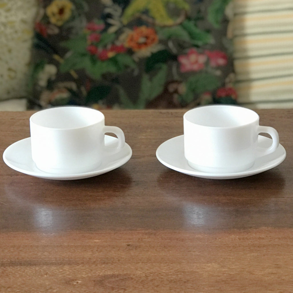 Lot de 2 tasses à thé et 2 soucoupes Arcopal en verre opalin blanc contenance de 20 cl par  Hello Broc brocante en ligne