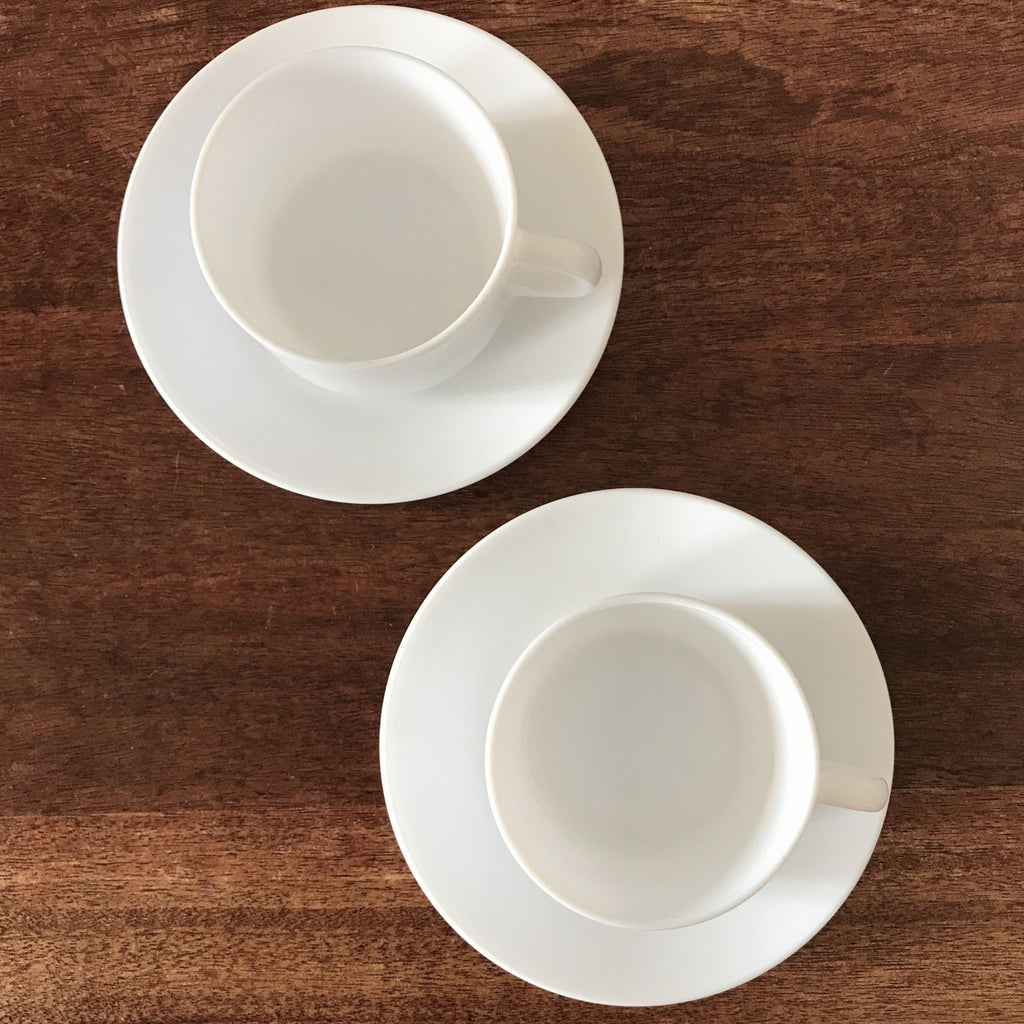 Lot de 2 tasses à thé et 2 soucoupes Arcopal en verre opalin blanc contenance de 20 cl par  Hello Broc brocante en ligne