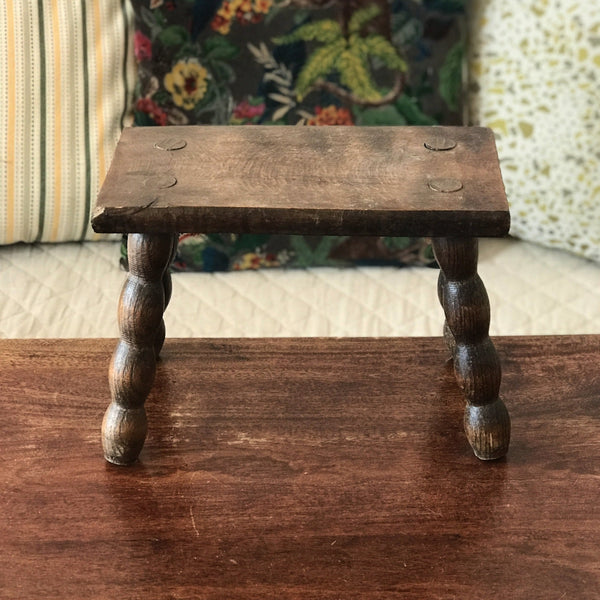 Petit tabouret rectangulaire de trait en bois par Hello Broc brocante en ligne