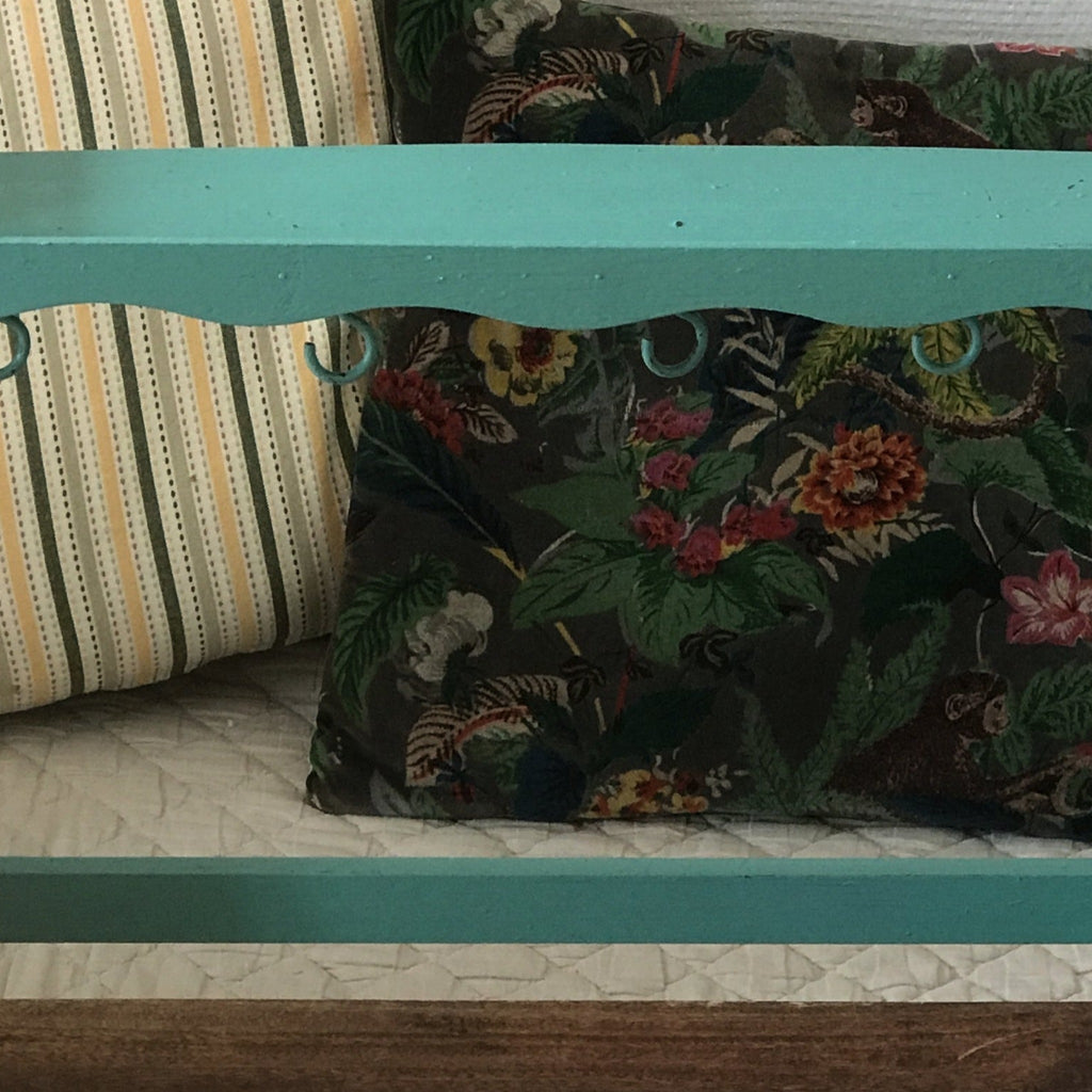 Etagère porte -casserole en bois peint vert d'eau ou céladon - Hello Broc