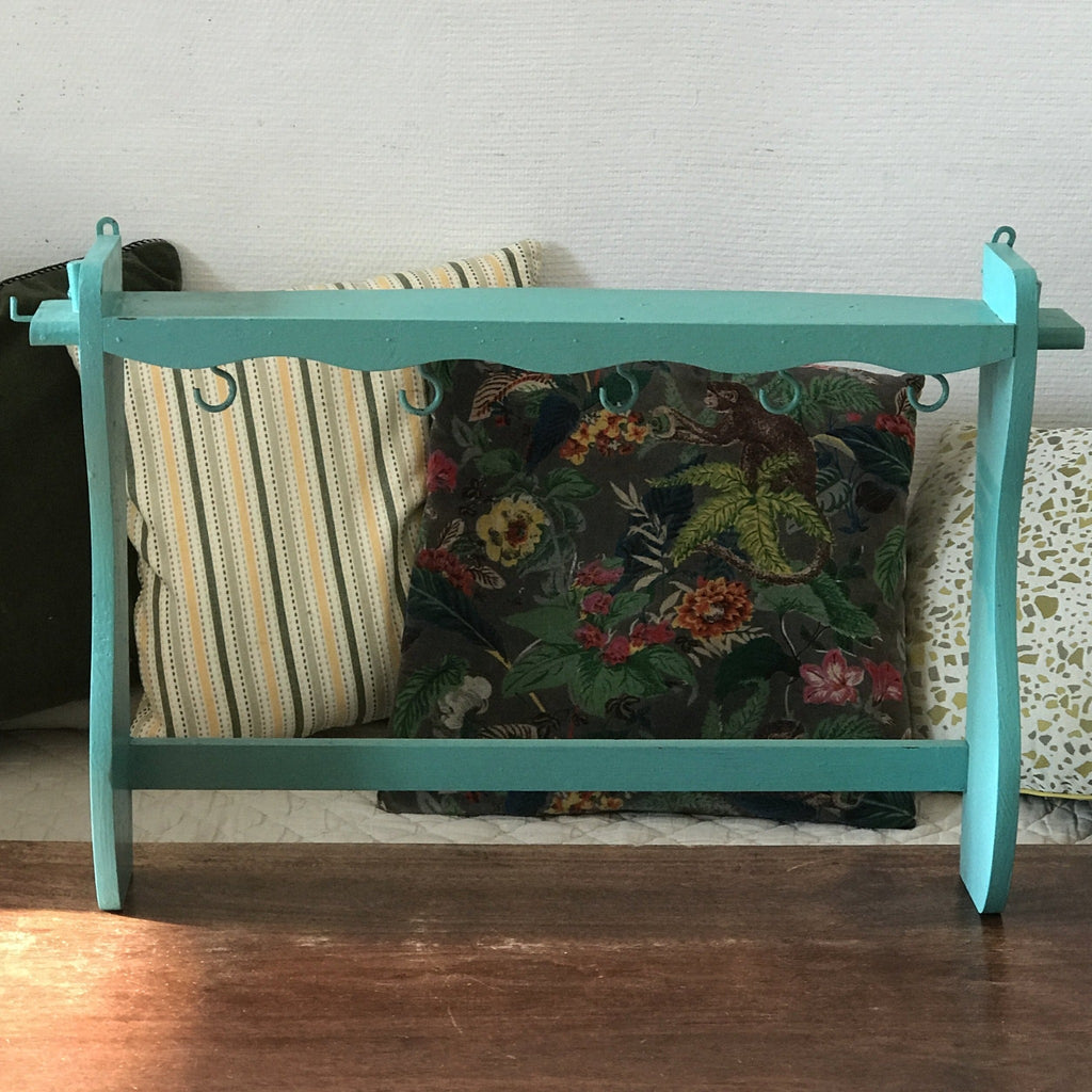 Etagère porte -casserole en bois peint vert d'eau ou céladon - Hello Broc