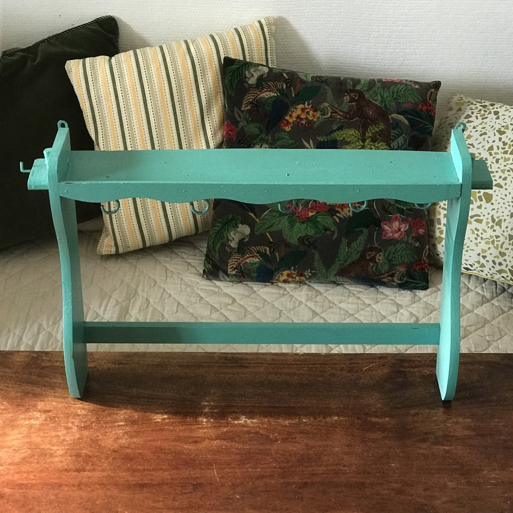Etagère porte -casserole en bois peint vert d'eau ou céladon - Hello Broc