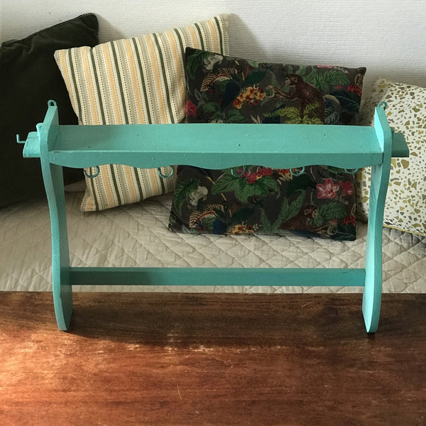 Etagère porte -casserole en bois peint vert d'eau ou céladon - Hello Broc