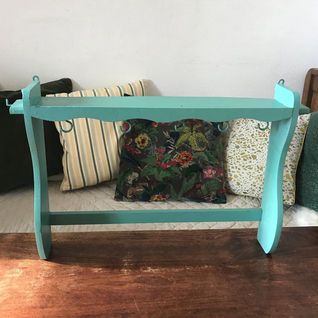 Etagère porte -casserole en bois peint vert d'eau ou céladon - Hello Broc