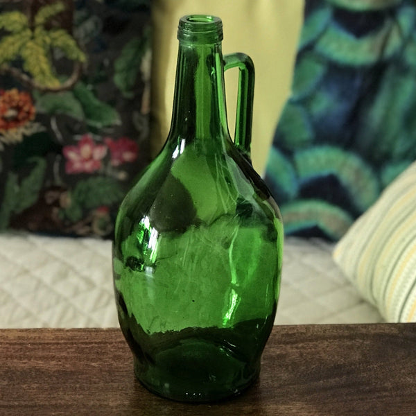 Grande bouteille côtés aplatis en verre moulé vert avec anse latérale - Hello Broc