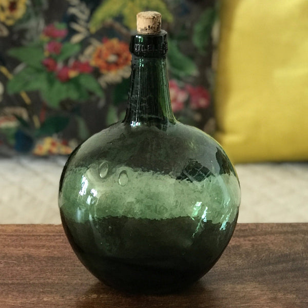 Bouteille vintage décorative en verre moulé vert Vilella - Hello Broc